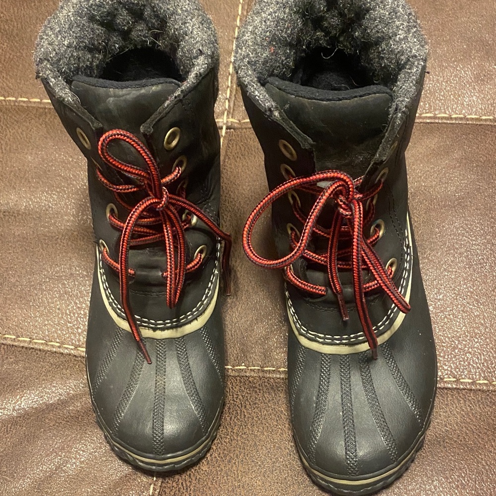 Sorel women’s size 9 Black and Red Snow Boots